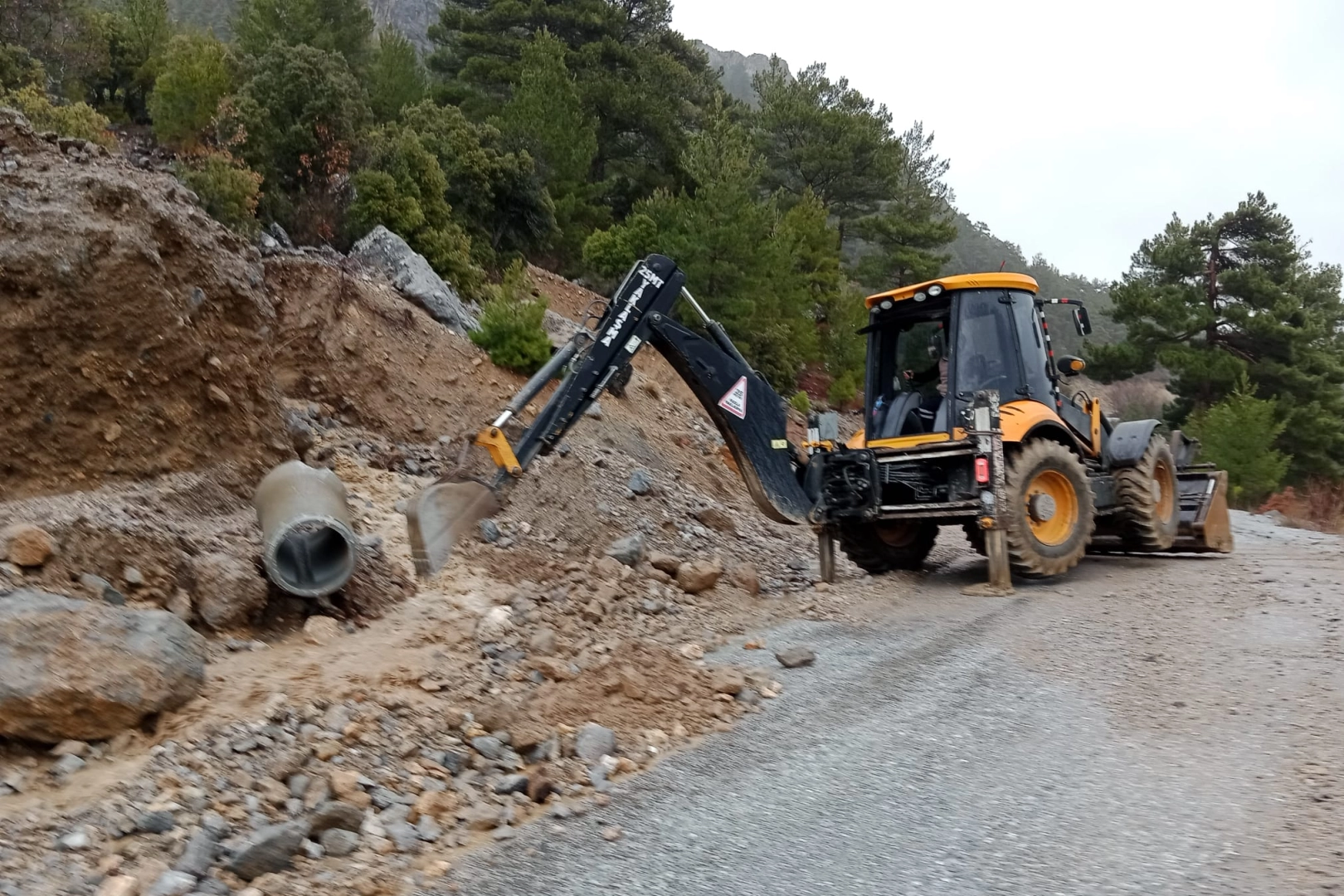 Antalya&rsquo;da kış mesaisi! Alanya kırsalında yol g&uuml;venliği