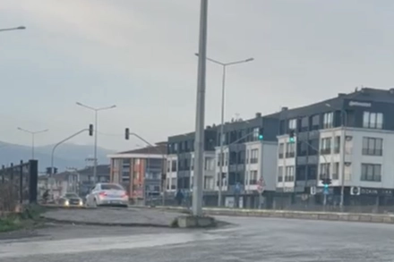 D&uuml;zce&rsquo;de aynı kavşakta 3 dakikada 4 ters y&ouml;n ihlali kamerada