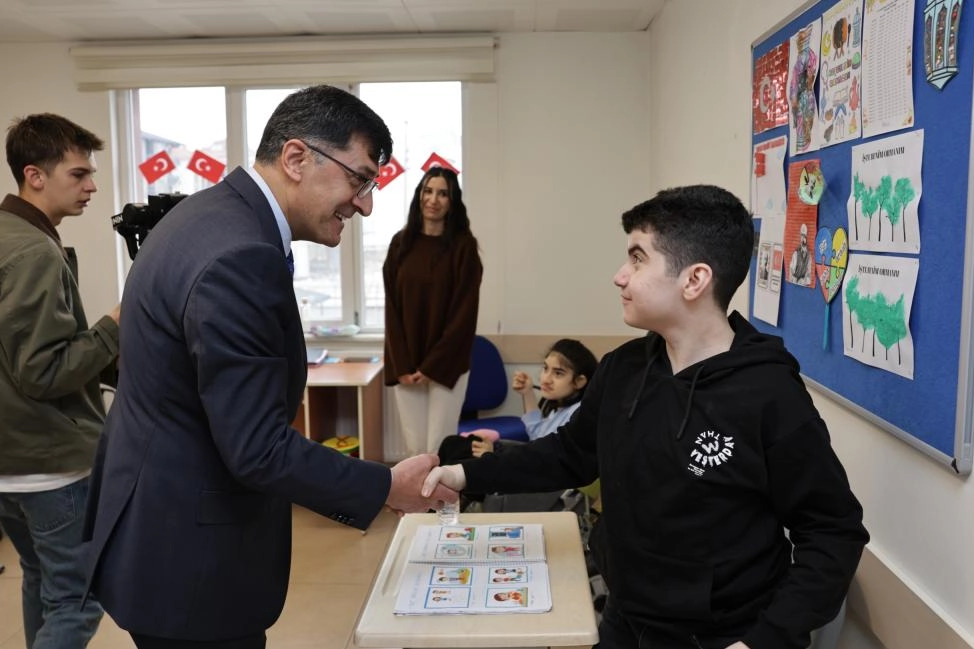 K&uuml;tahya'da Başkan Kahveci'den '&ouml;zel eğitim' ziyareti