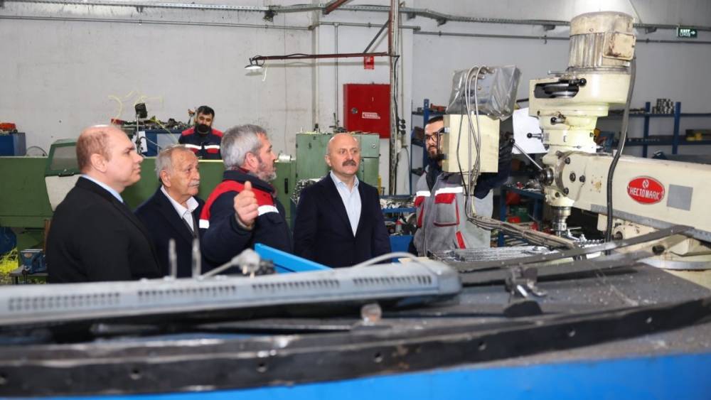 Vali Varol, t&uuml;t&uuml;n işleme makineleri &uuml;reten tesisi inceledi 