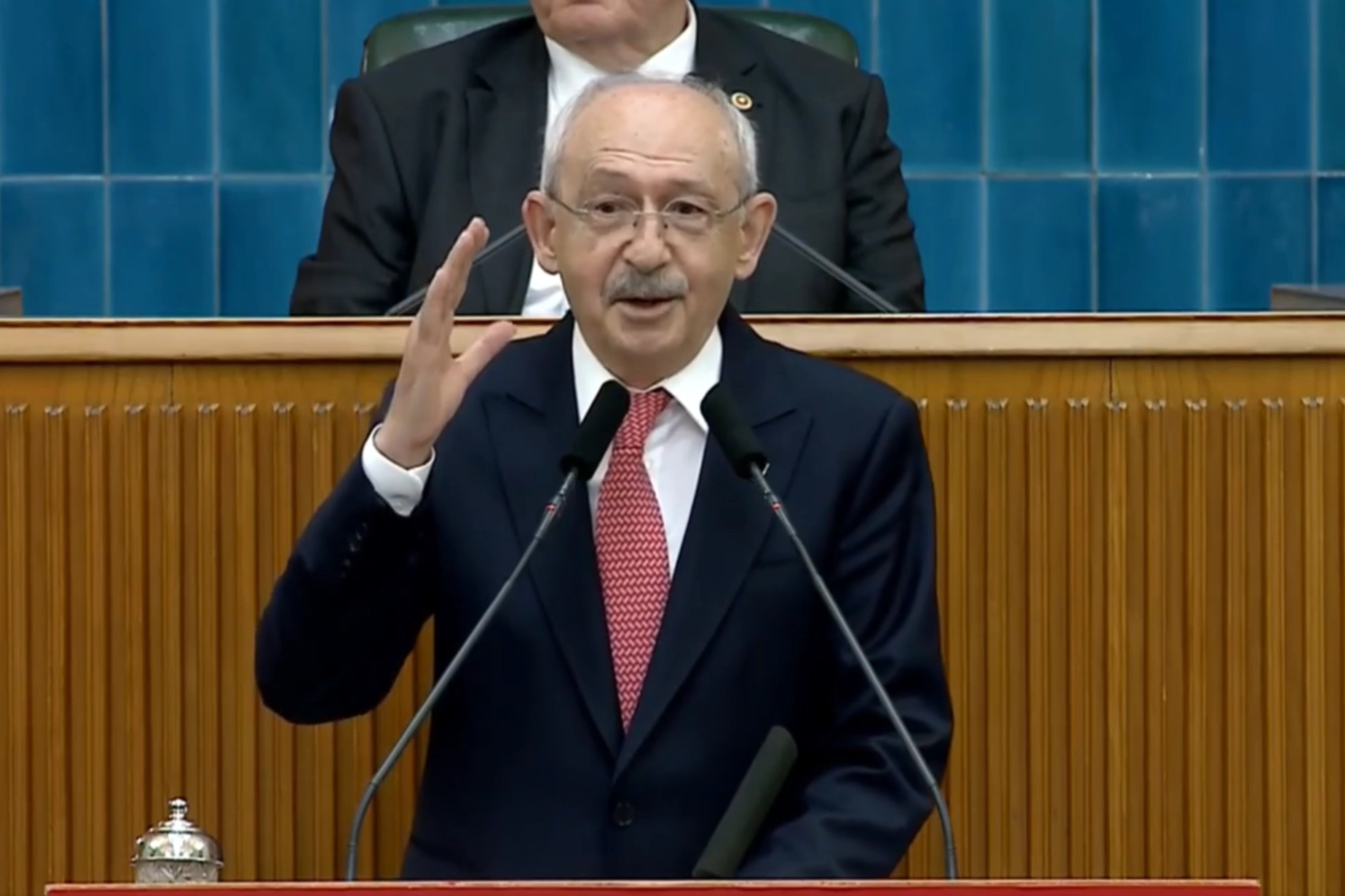 Kılı&ccedil;daroğlu 3 yıl sonra CHP grup toplantısında... "Bu Kemal hi&ccedil;bir g&uuml;c&uuml;n karşısında eğilmez"