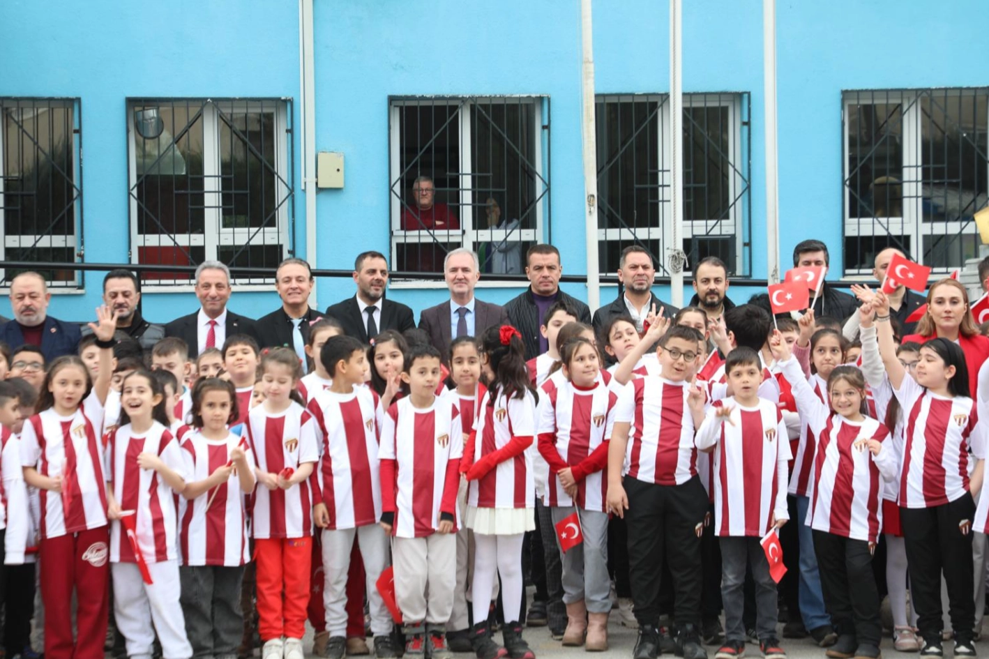 Bursa İneg&ouml;lspor&rsquo;dan 60 bin &ouml;ğrenciye hediye