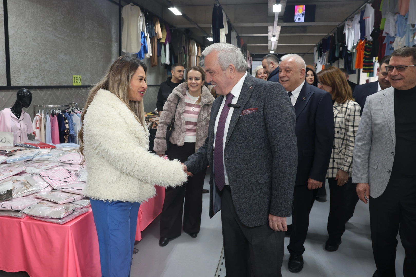 Bursa Nil&uuml;fer&rsquo;in 8&rsquo;inci giyim pazarı Balat&rsquo;ta a&ccedil;ıldı