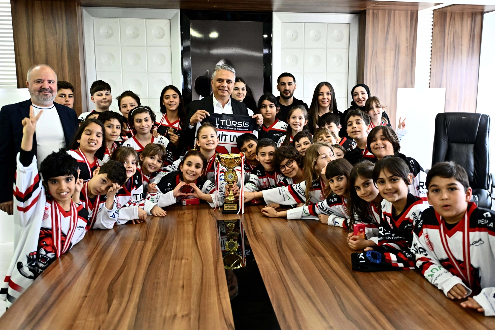 Antalya Muratpaşalı sporculardan Başkan Uysal&rsquo;a ziyaret