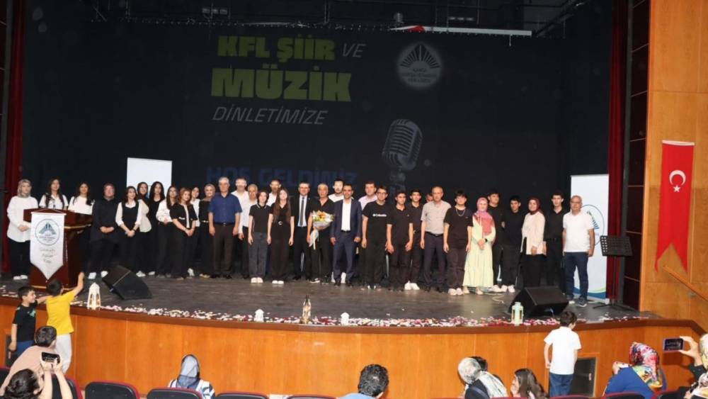 Kahta Borsa İstanbul Fen Lisesi&rsquo;nden şiir ve m&uuml;zik dinletisi 