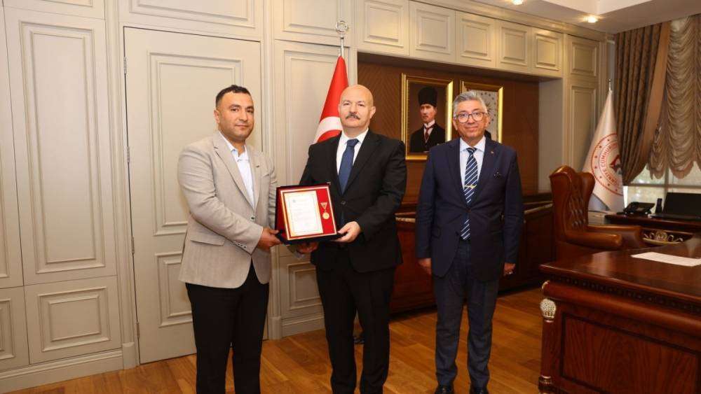 Vali Abdullah K&uuml;&ccedil;&uuml;k&rsquo;ten Hayırsever Karakuş&rsquo;a Altın Madalya takdimi 