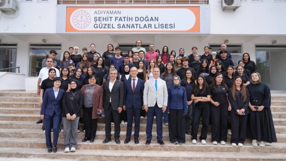&Ccedil;in B&uuml;y&uuml;kel&ccedil;isi Jiang Xuebin, Adıyaman&rsquo;da G&uuml;zel Sanatlar Lisesi &ouml;ğrencileriyle buluştu 