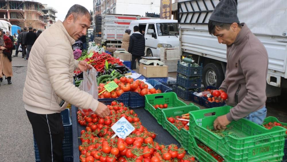 Pazarda &uuml;r&uuml;nlerin fiyatı y&uuml;kselişte: Vatandaşlar alım g&uuml;c&uuml;nden şikayet&ccedil;i  