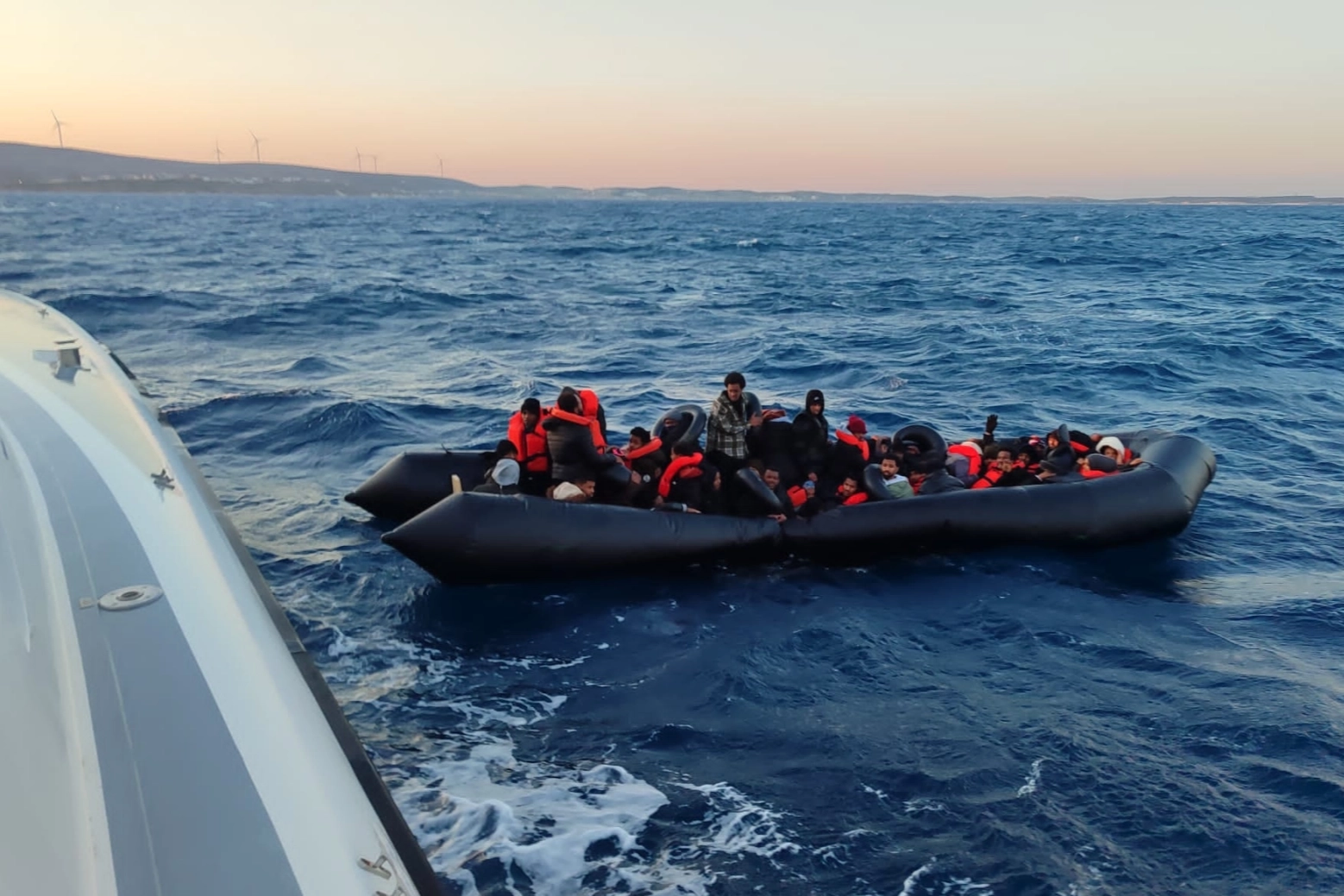 Antalya Demre a&ccedil;ıklarında facia! Ka&ccedil;an bottan d&uuml;şen 14 d&uuml;zensiz g&ouml;&ccedil;men &ouml;ld&uuml;