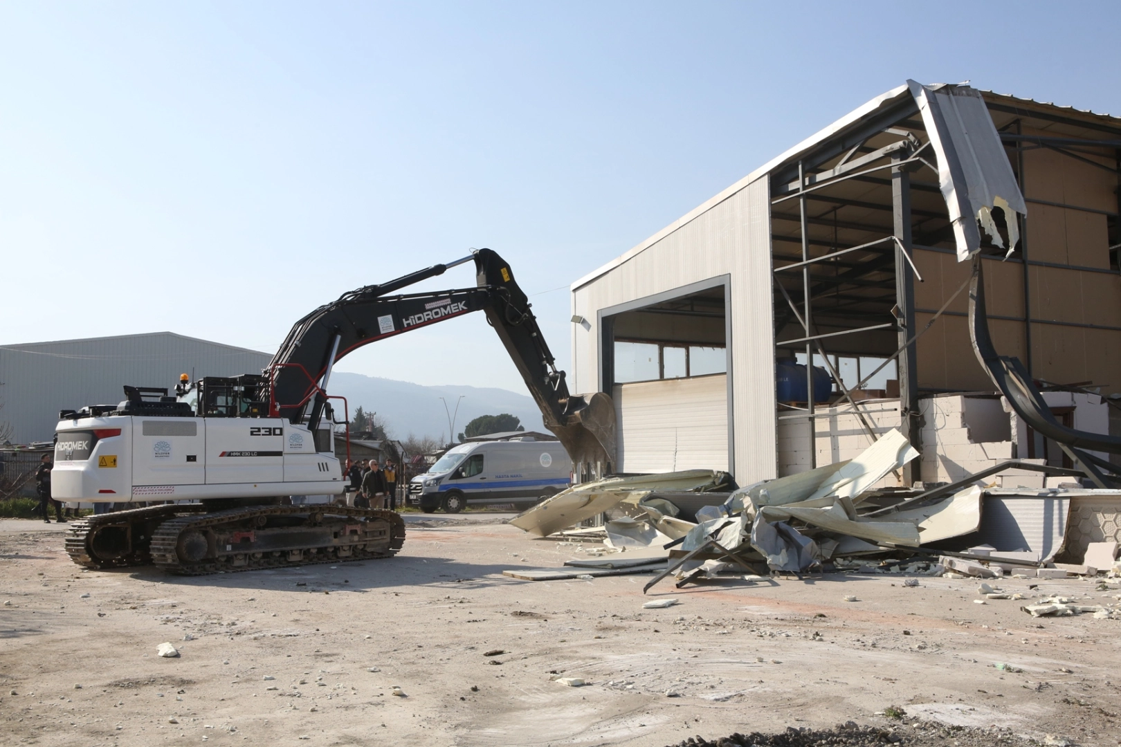 Bursa Nil&uuml;fer&rsquo;de 4 ka&ccedil;ak bina yıkıldı