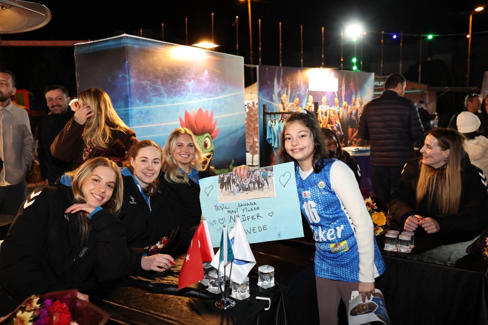 Nil&uuml;fer&rsquo;in Sultanları &ouml;zel g&uuml;nde taraftarıyla buluştu