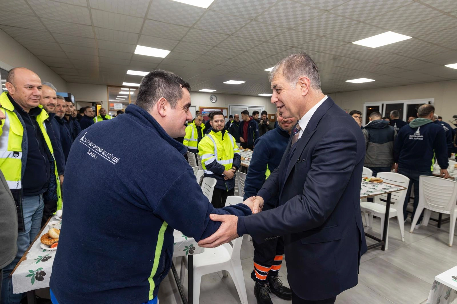 İzmir'de Başkan Tugay, mesaiye Park ve Bah&ccedil;eler Dairesi&rsquo;nde başladı