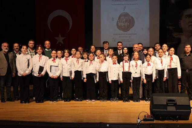 K&uuml;tahya'da minik seslerden t&uuml;rk&uuml; ş&ouml;leni