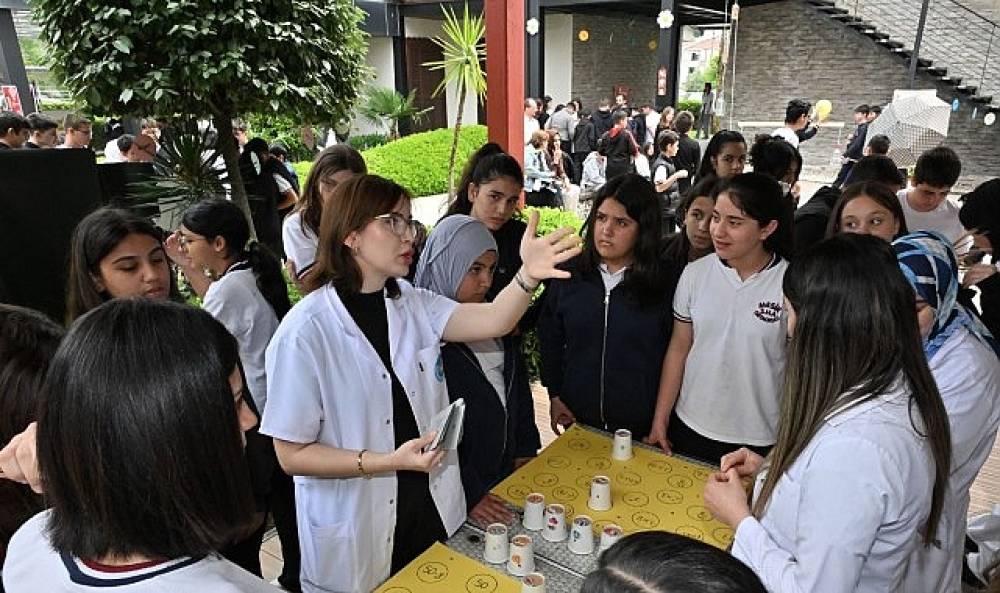   Manisa'da &Ouml;ğrenciler Bahar Şenliği ile Geleceğe &Ccedil;i&ccedil;ek A&ccedil;tı