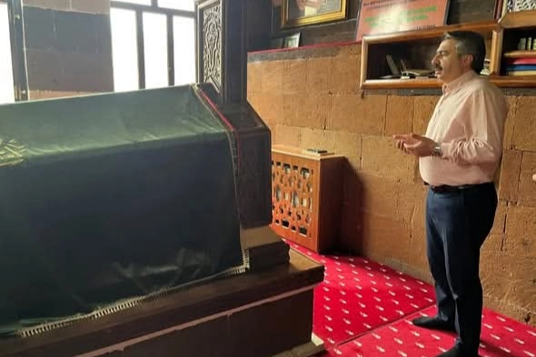 Bursa Yıldırım'dan Ahmed-i Hani Hazretleri&rsquo;nin T&uuml;rbesine ziyaret