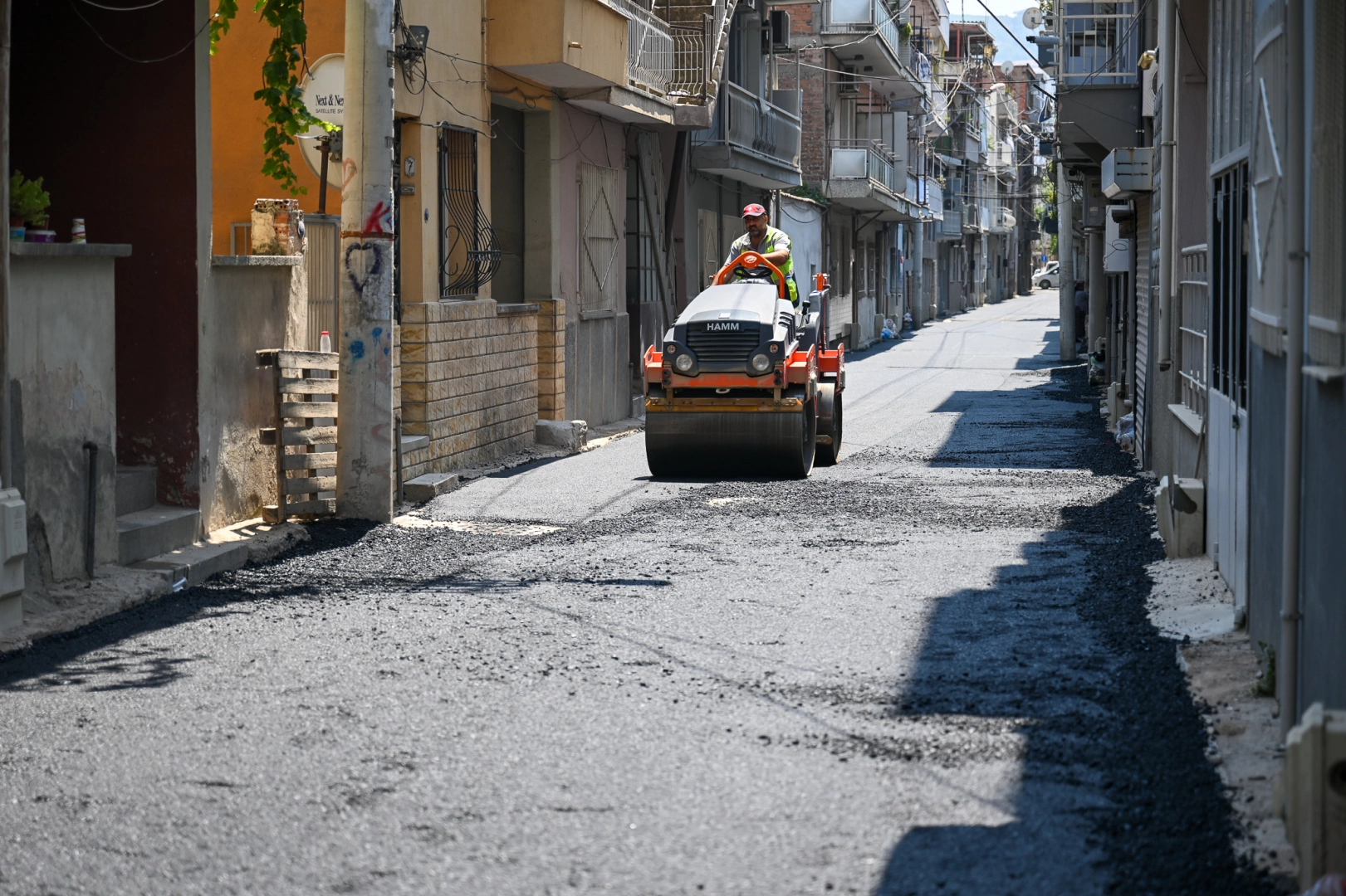 İzmir Bornova&rsquo;da &Ccedil;amdibi sokakları asfaltla yenileniyor