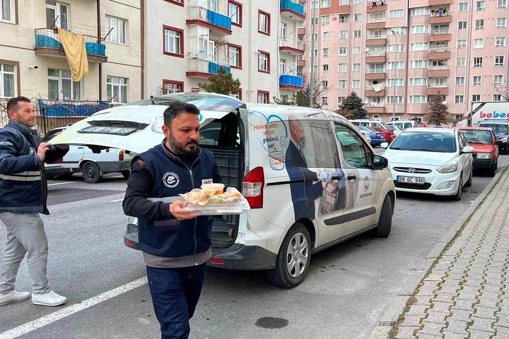 Kayseri Kocasinan'da g&ouml;n&uuml;ller 'kap kap' yemekle kazanılıyor
