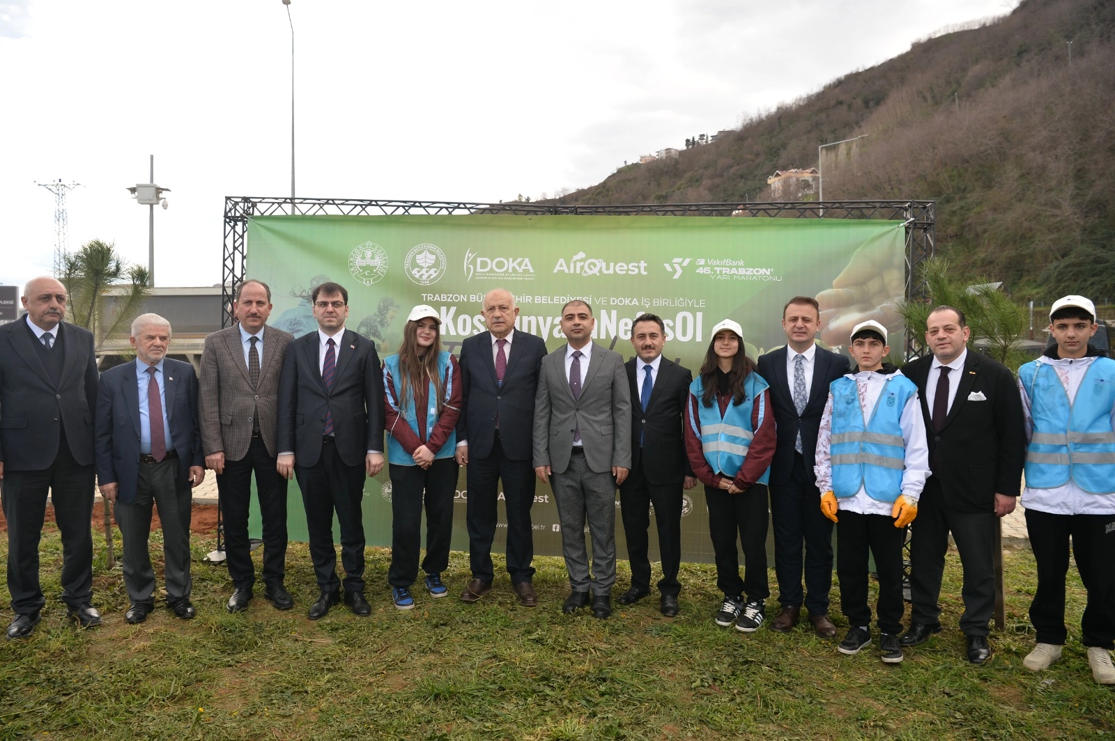 Trabzon Yarı Maratonu &ouml;ncesi fidanlar toprakla buluştu