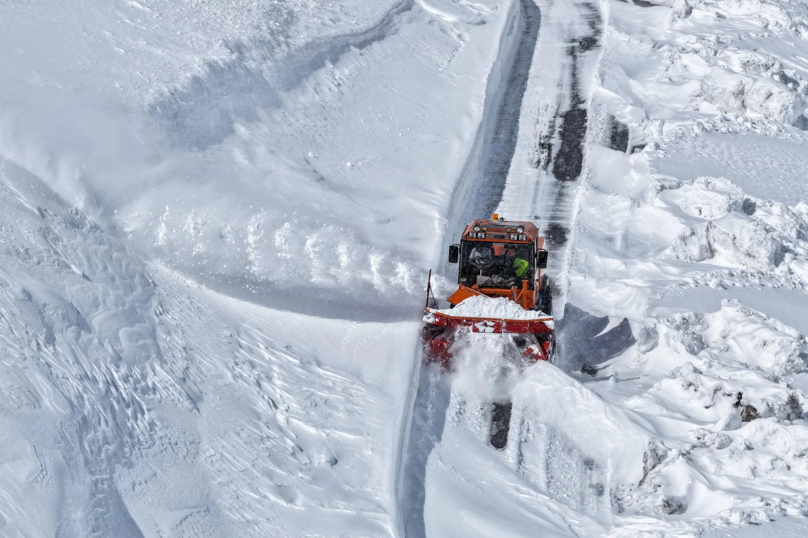 Bahar Van'a gelemedi! Karla m&uuml;cadele s&uuml;r&uuml;yor