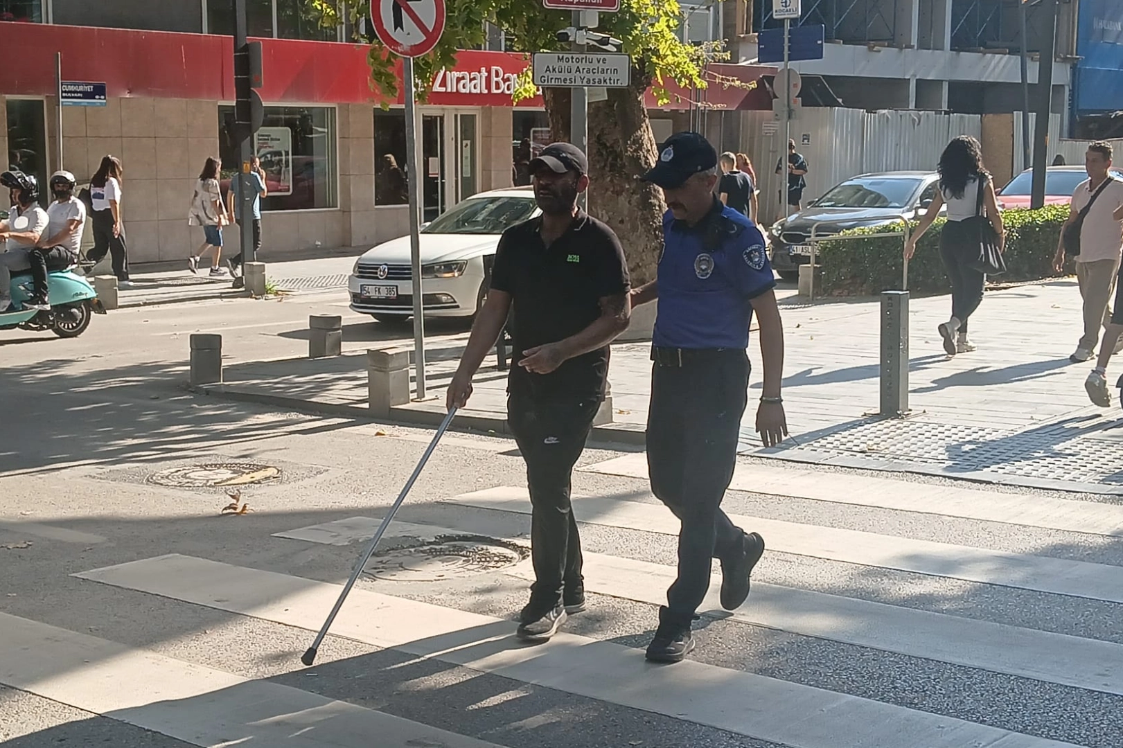 G&ouml;rme engelli vatandaşa Kocaeli Zabıtası'ndan destek eli