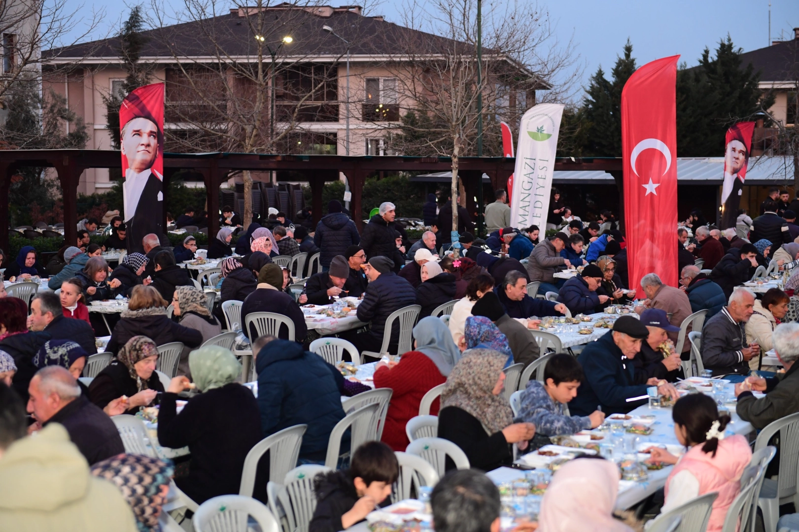 Bursa Osmangazi&rsquo;de G&ouml;n&uuml;l Sofraları Yenibağlar&rsquo;da kuruldu