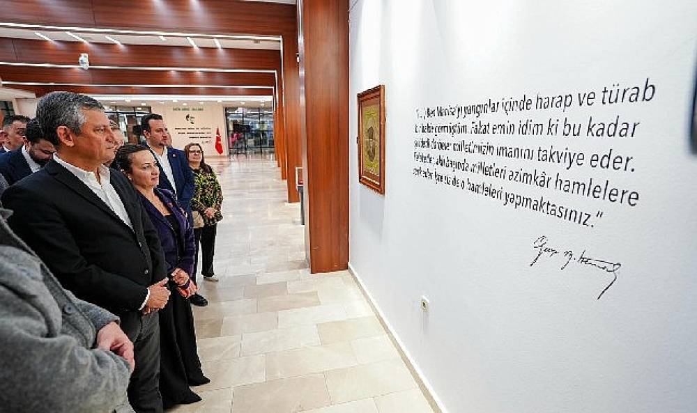 CHP Genel Başkanı &Ouml;zg&uuml;r &Ouml;zel &ldquo;Sarışın Bir Kurt" Sergisini Gezdi