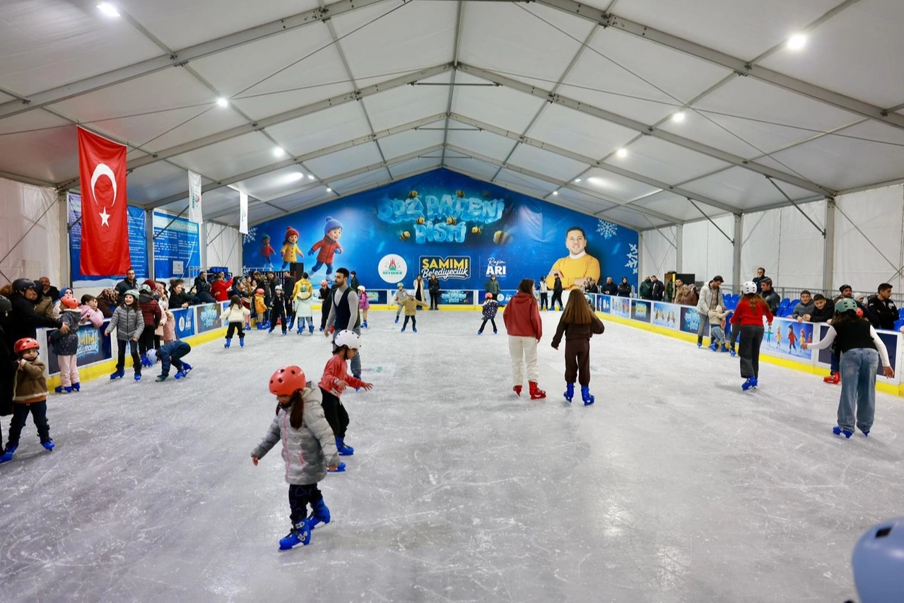 Nevşehir'de buz pateni pisti a&ccedil;ıldı