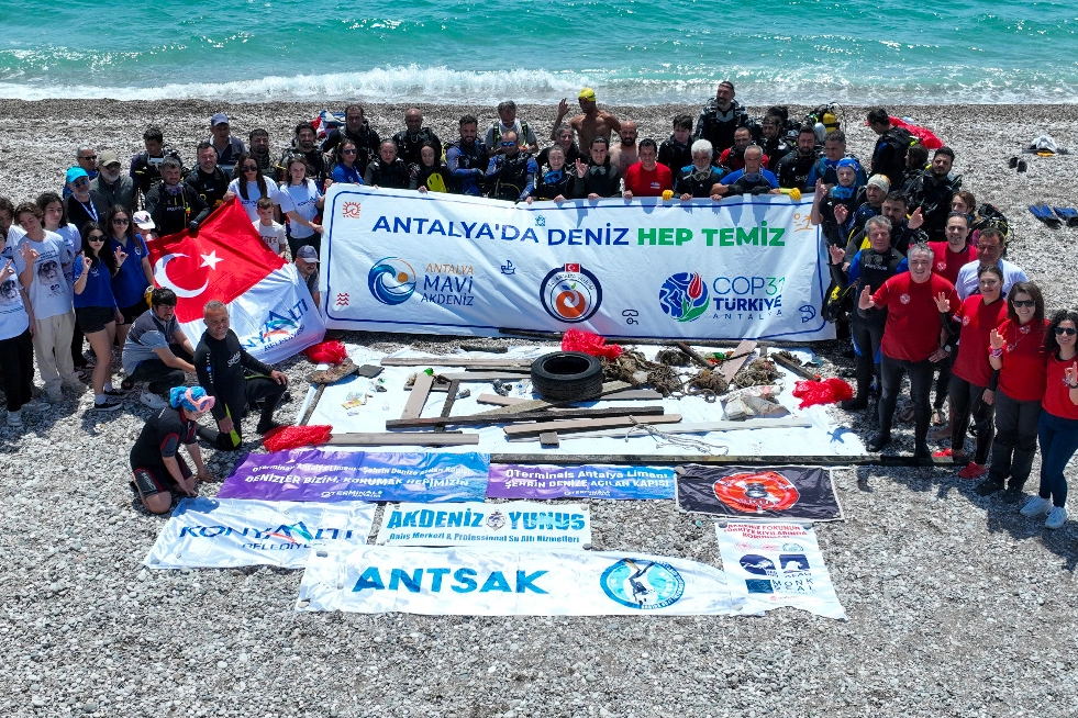 Antalya&rsquo;da denizden 20 ton atık &ccedil;ıkarıldı