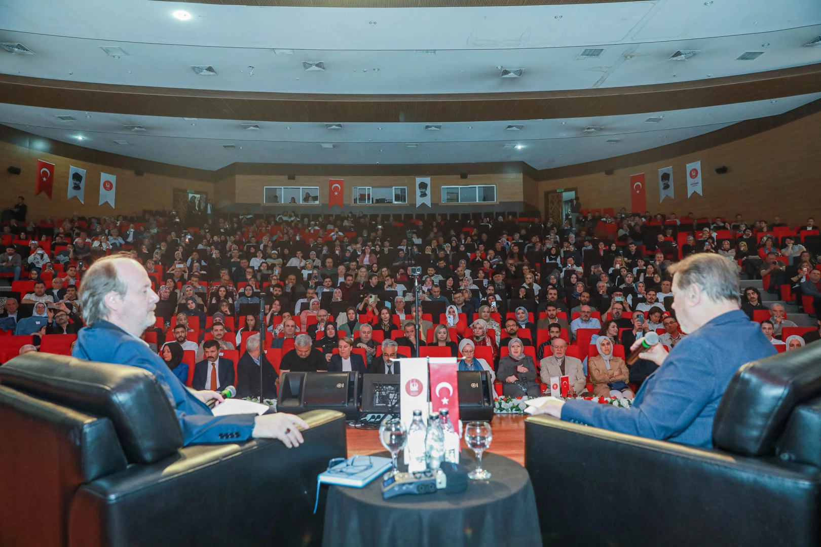 Ankara Ke&ccedil;i&ouml;ren'de Ahmet &Ouml;zhan konser ve s&ouml;yleşisine yoğun ilgi