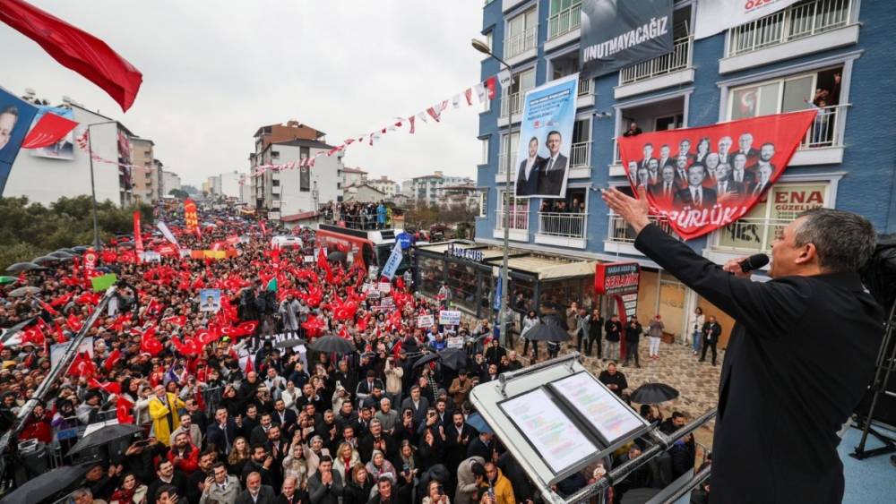 &Ouml;zg&uuml;r &Ouml;zel Hatay&rsquo;da konuştu: &lsquo;TOKİ konutları bedelsiz değil, Hatay&rsquo;ı bırakmamak &uuml;zere geliyoruz&rsquo; 