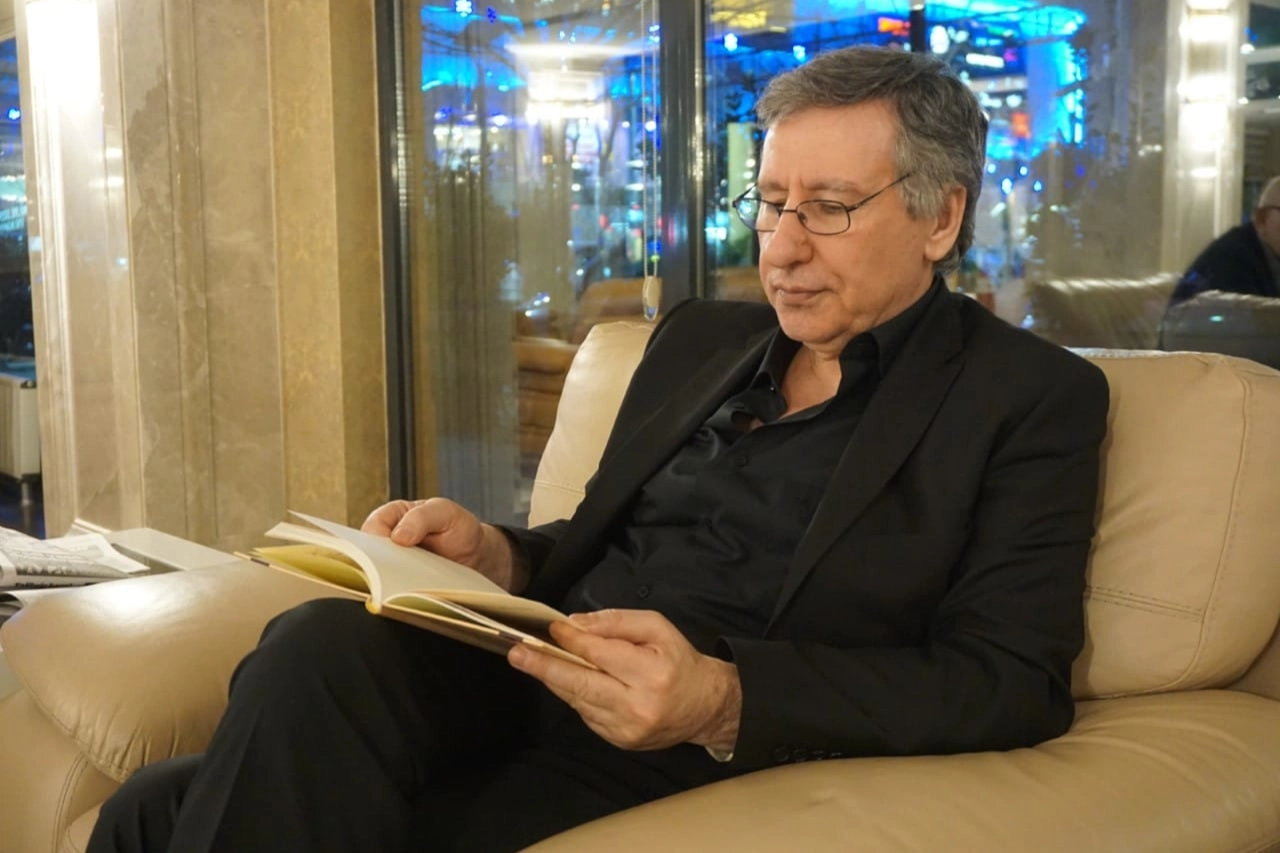 &ldquo;Mustafa Aydoğan&rsquo;la Dile Dair&rdquo; kitap&ccedil;ılardaki yerini aldı
