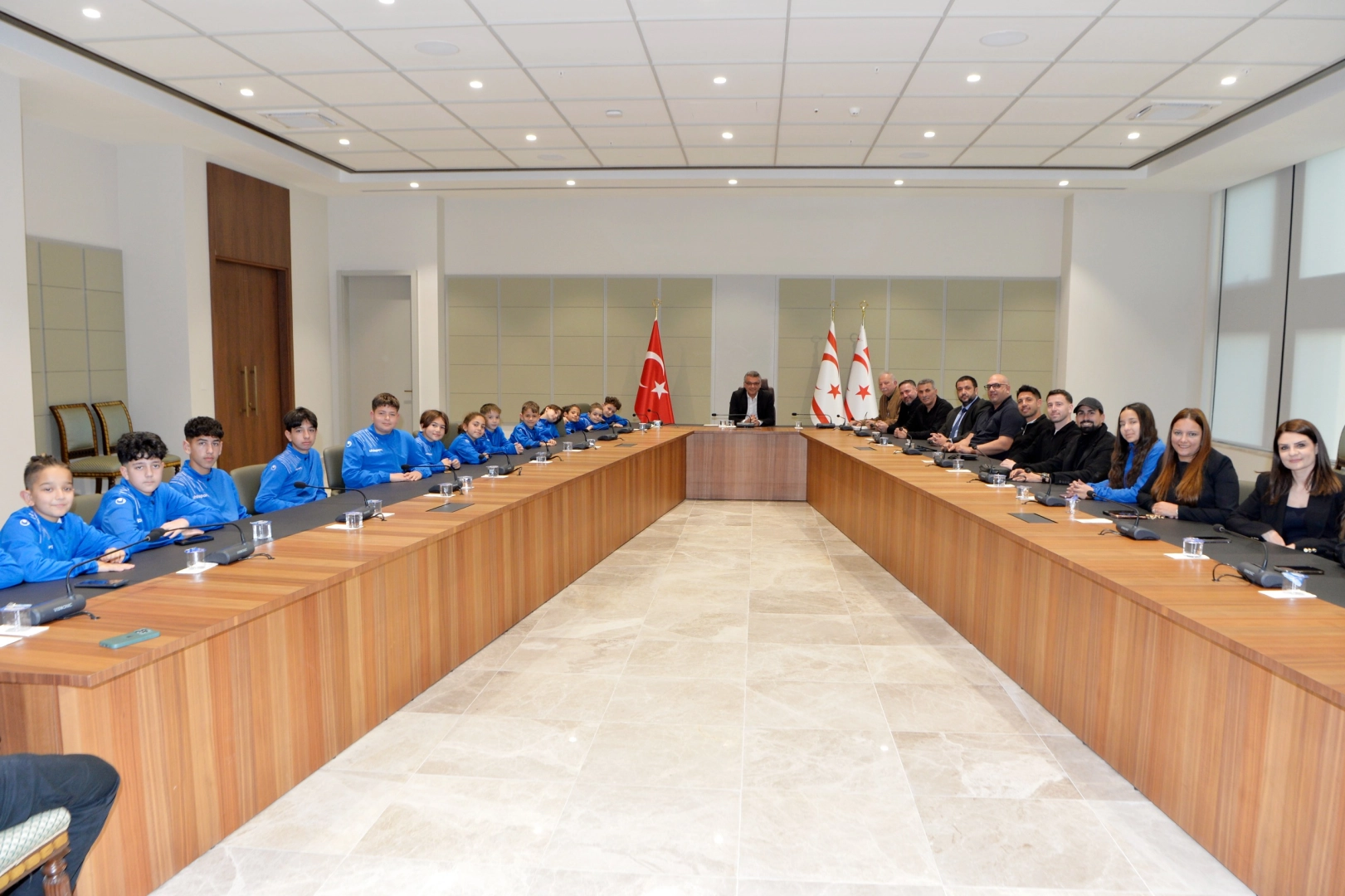 KKTC Cumhurbaşkanı Erh&uuml;rman, sporcularla buluştu