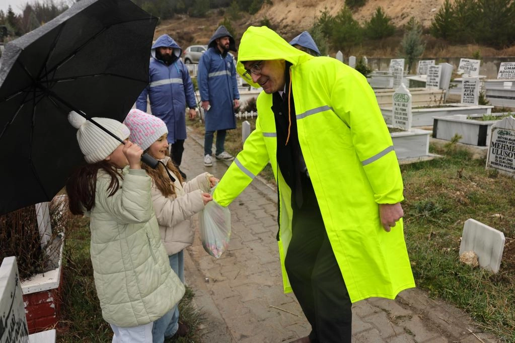 K&uuml;tahya'da mezarlıkların &ccedil;i&ccedil;ekleri belediyeden