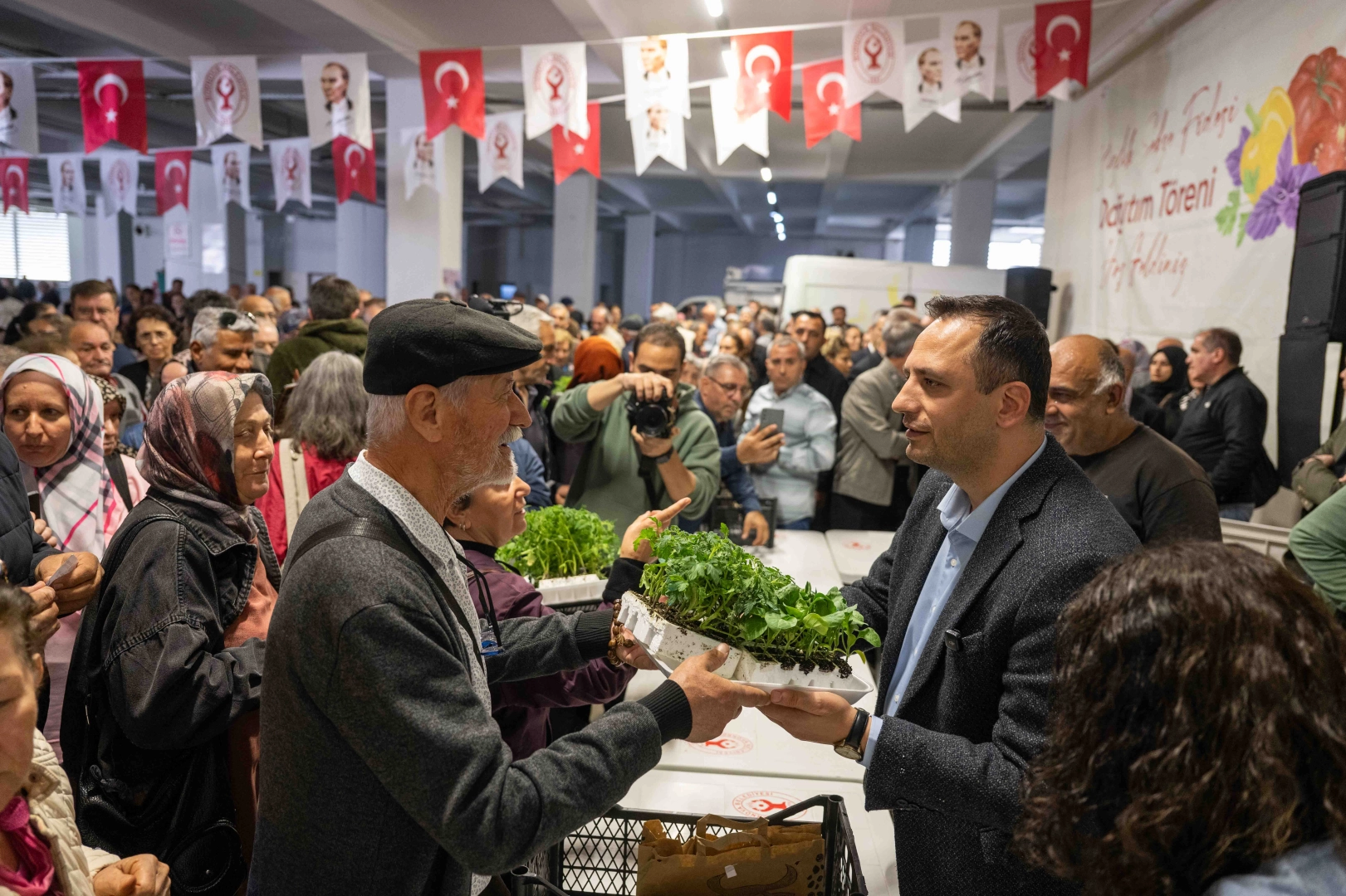 İzmir Bornova&rsquo;da toprağa can, &uuml;reticiye destek