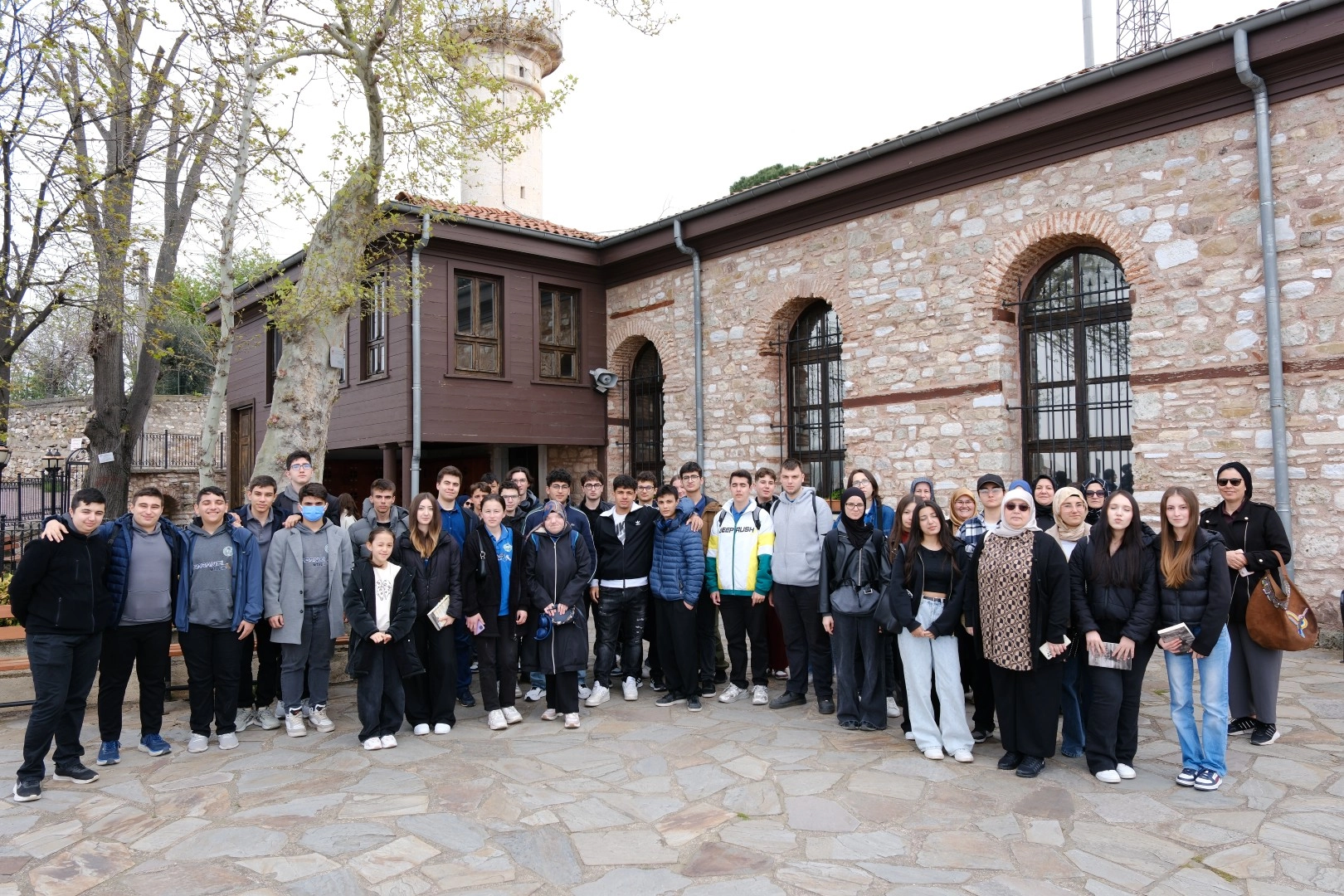 Gen&ccedil;ler Kocaeli&rsquo;de kitapla şehri keşfediyor