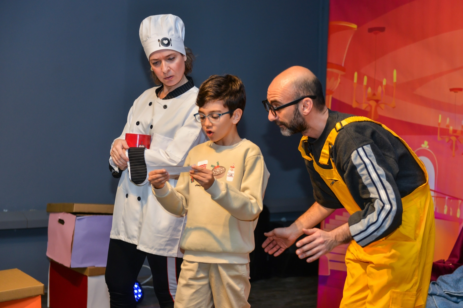 Bursa&rsquo;da &ccedil;ocuklar &ldquo;Kayıp Şapka Macerası&rdquo; ile kahkahaya doydu