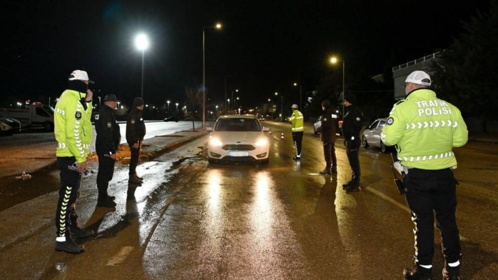 Adıyaman'da huzur uygulaması: 2 bin 158 kişiye kimlik kontrol&uuml; yapıldı 