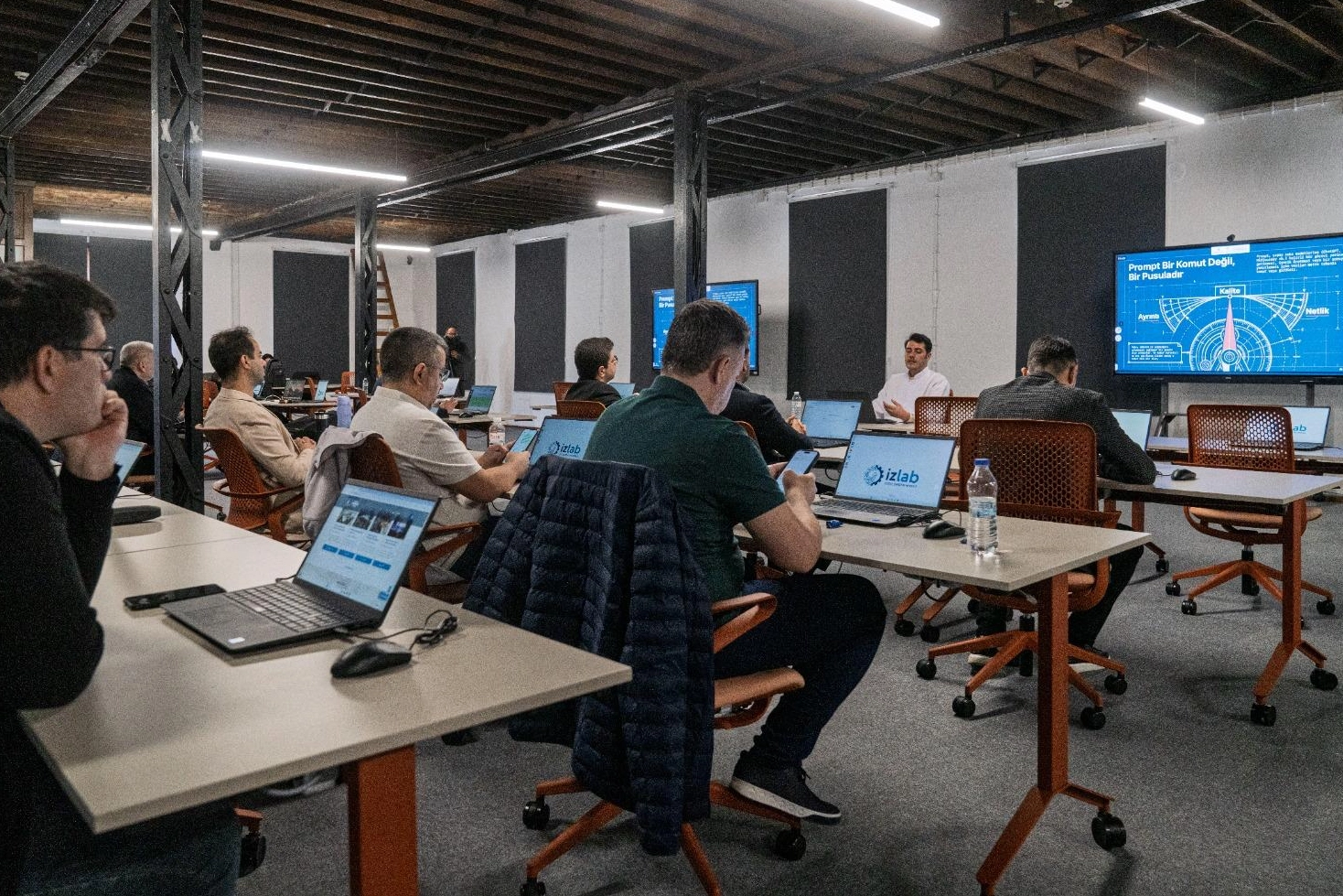 İzmir B&uuml;y&uuml;kşehir&rsquo;de hizmet i&ccedil;i yapay zeka ile dijital d&ouml;n&uuml;ş&uuml;m eğitimi