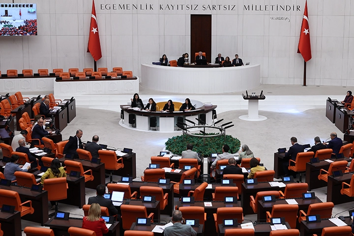 En d&uuml;ş&uuml;k emekli aylığı d&uuml;zenlemesi g&ouml;r&uuml;ş&uuml;l&uuml;yor...  İlk 7 madde kabul edildi