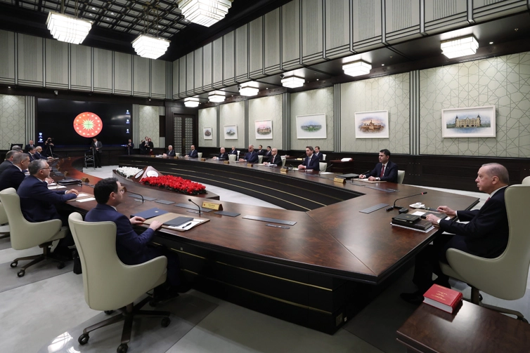 Kabine yoğun g&uuml;ndemle toplanıyor