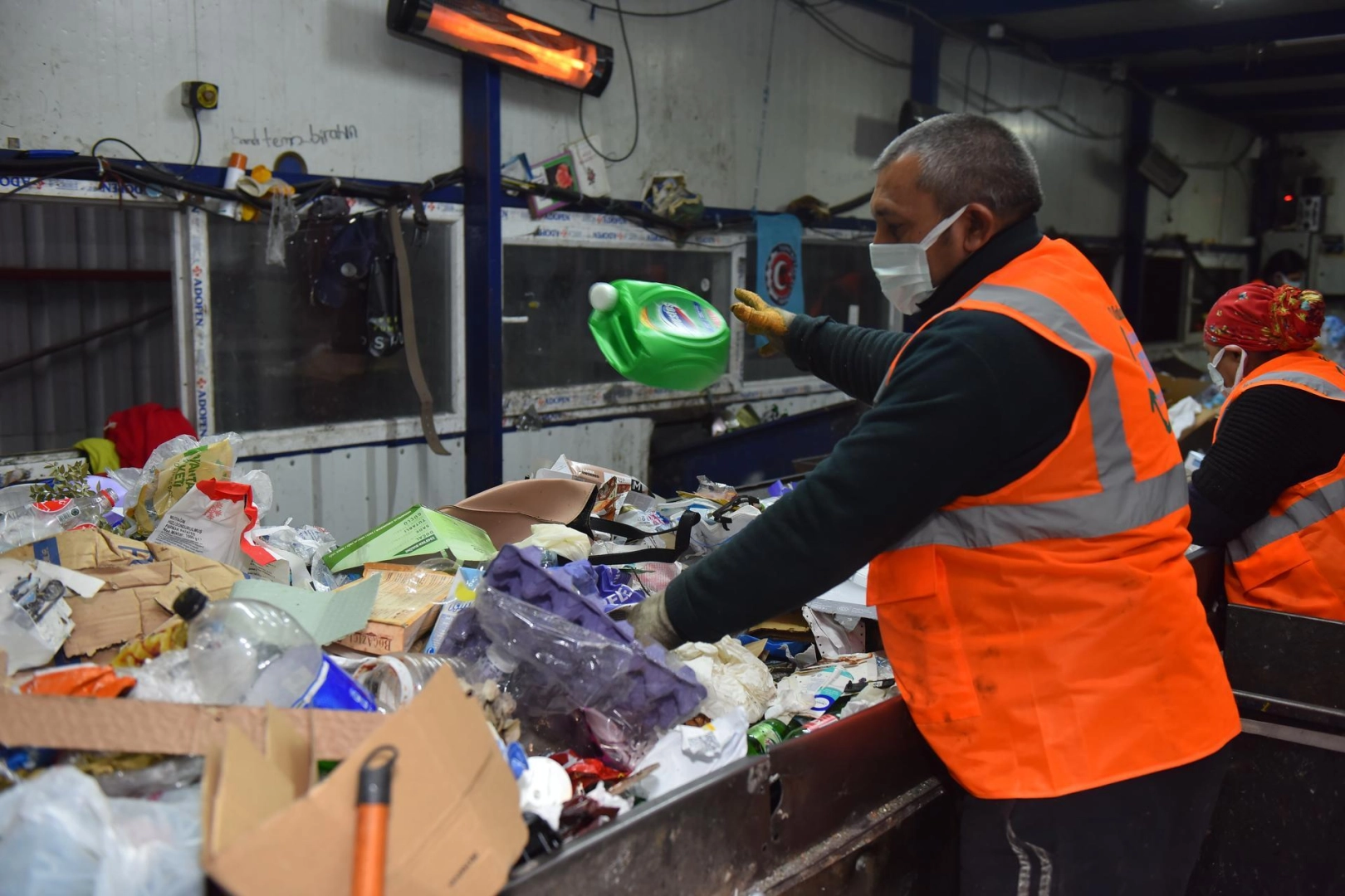 Bursa Yıldırım'da geri d&ouml;n&uuml;ş&uuml;m her ay 5 bin ağacı kurtarıyor