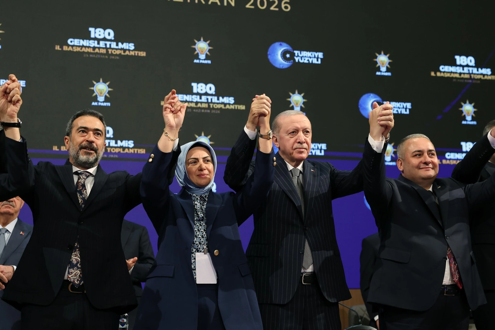 AK Parti&rsquo;ye &uuml;&ccedil; belediye başkanı daha katıldı... Rozetleri Erdoğan taktı
