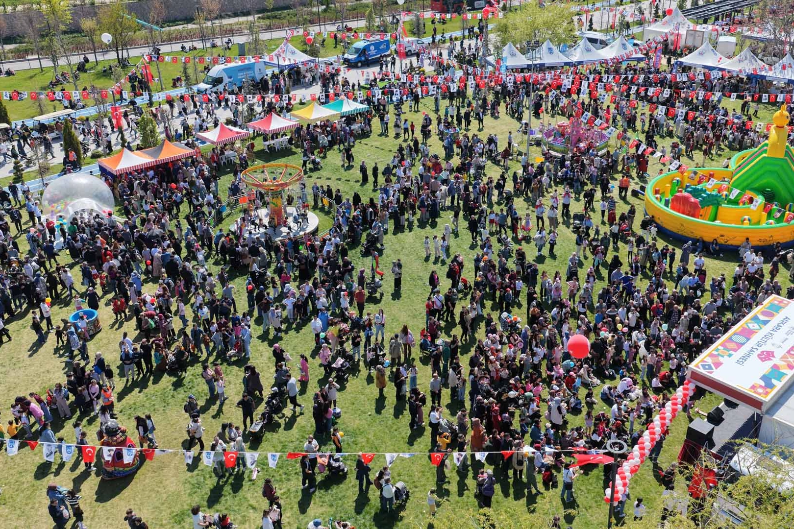 Başkentte&nbsp;şenlik &ccedil;ocukların neşesi ile ta&ccedil;landı