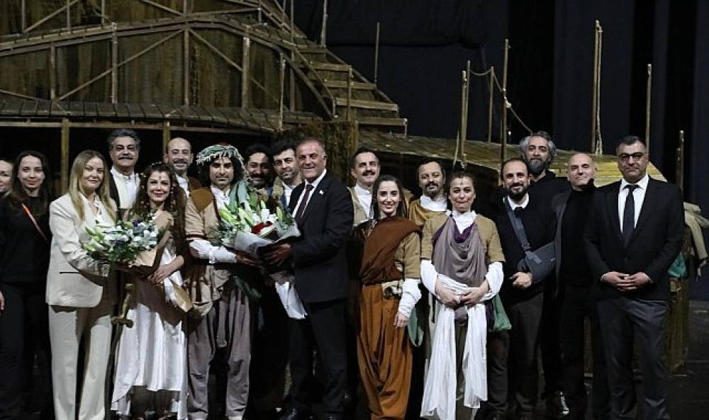 İBB Başkan Vekili Nuri Aslan, Yaşar Kemal'in 'Ağrı Dağı Efsanesi' Oyununu İzledi