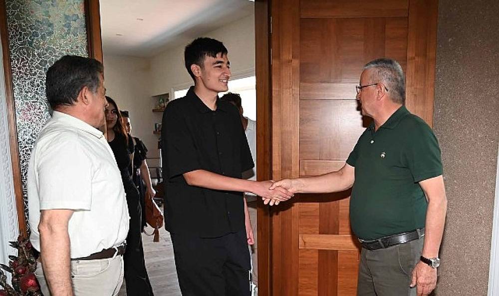 Başkan Topaloğlu, YKS'de derece yapan &ouml;ğrencileri ağırladı