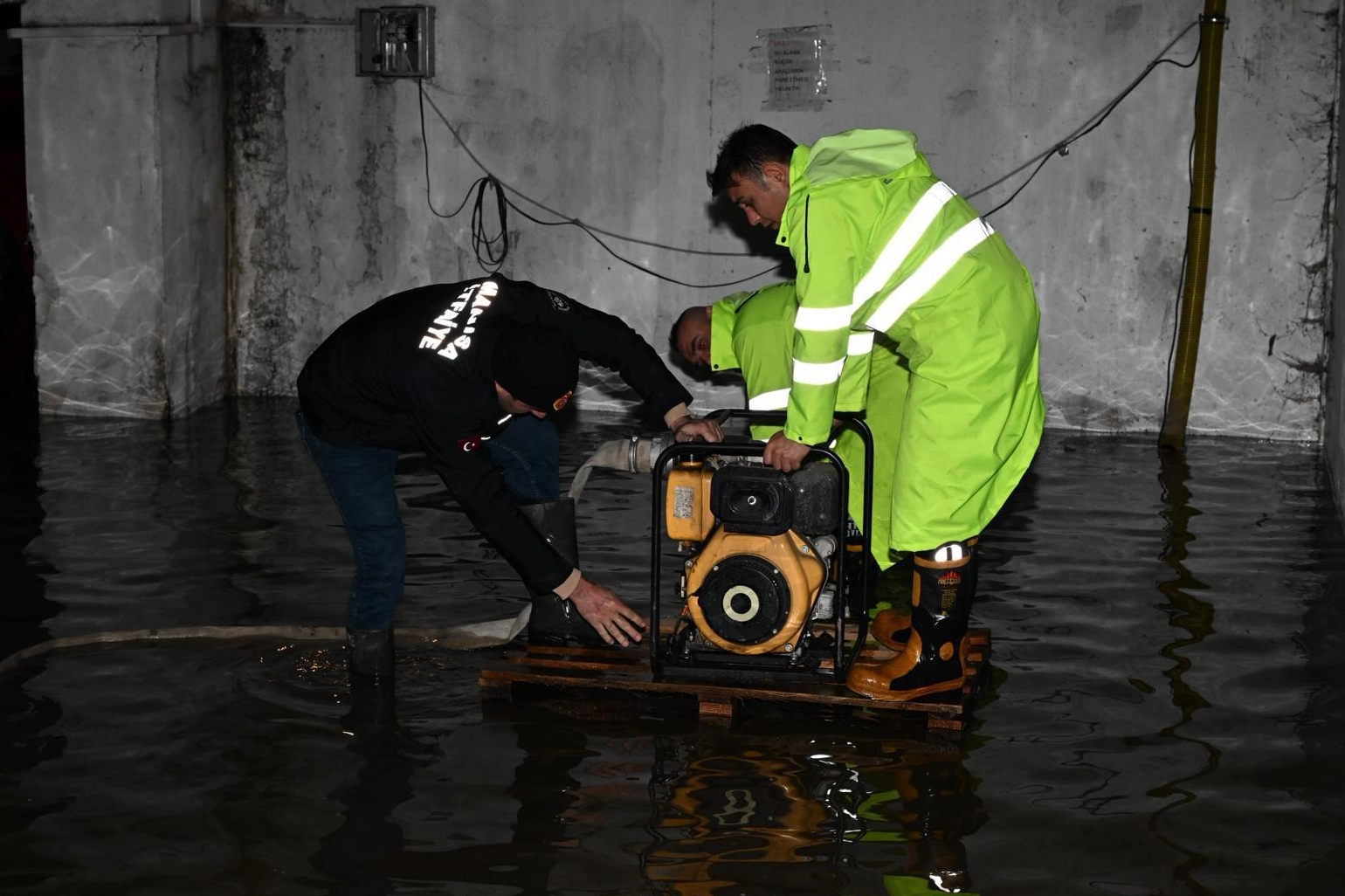 Manisa&rsquo;da sağanak yağışta ekipler t&uuml;m g&uuml;c&uuml;yle sahada