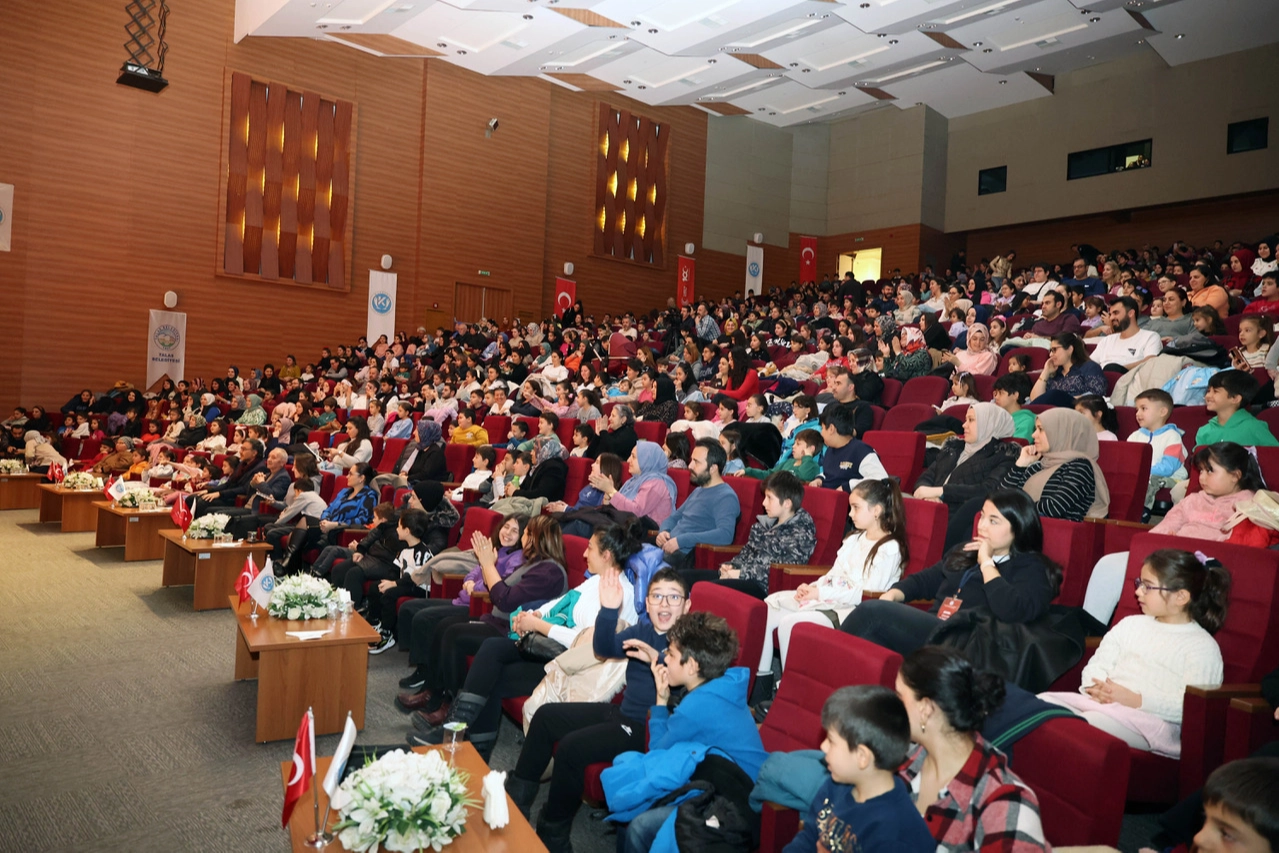 Kayseri Talas'ta Başkan Amca'nın s&uuml;rprizleri s&uuml;r&uuml;yor