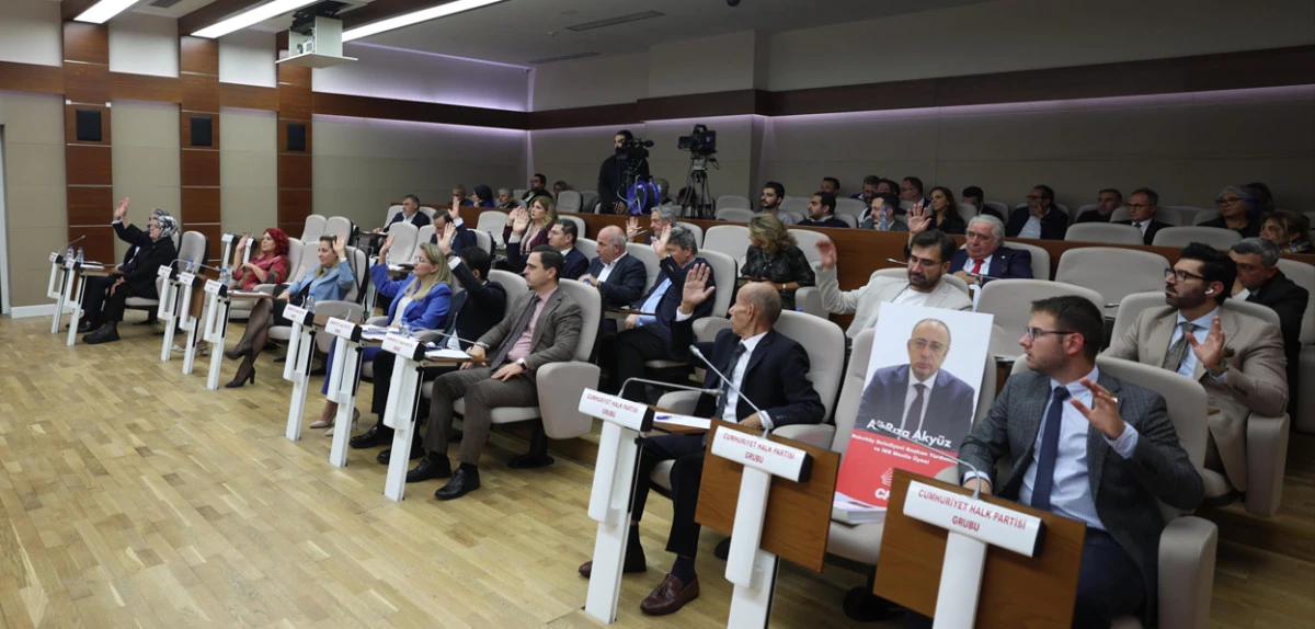 'ÇİRKİN' OYUN SERGİLENİYOR